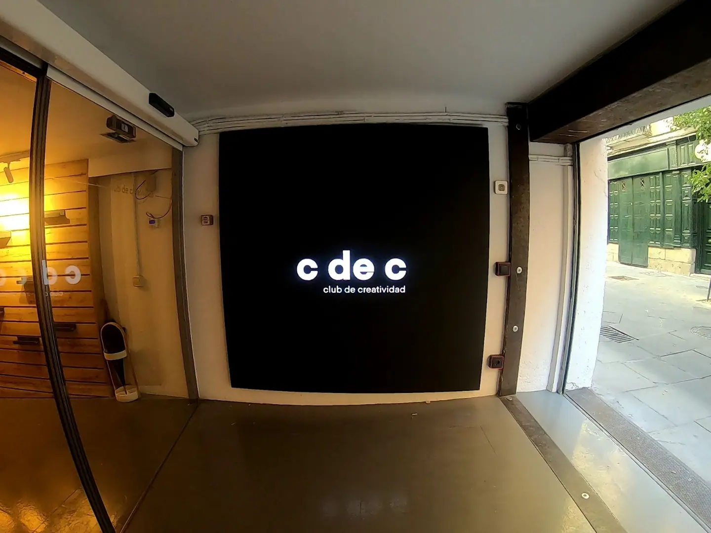 Pantalla LED instalada por NAV Solutions en un local de Madrid