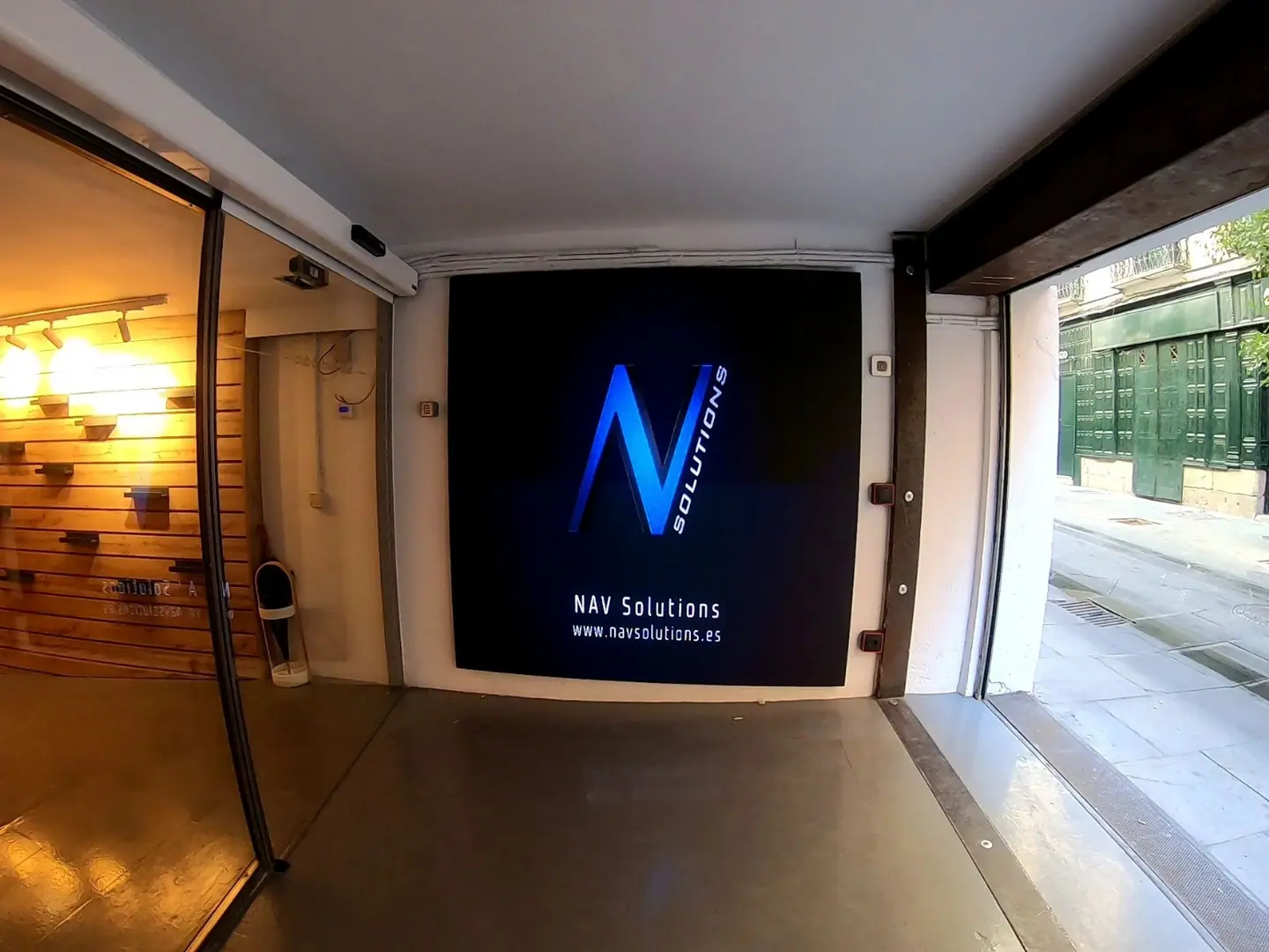 Pantalla LED de interior con el logotipo de NAV Solutions