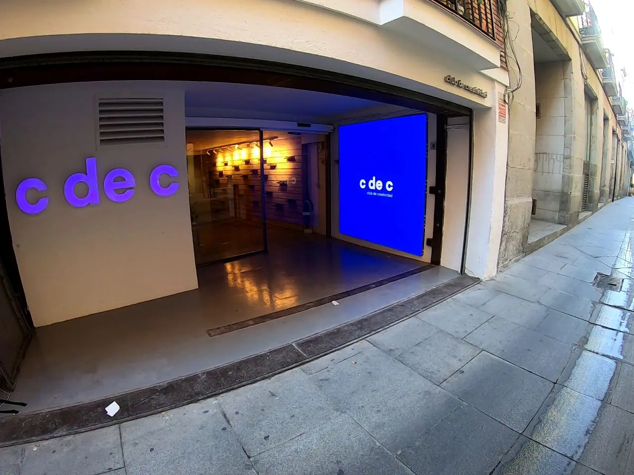 Pantalla LED azul instalada en la entrada de un local comercial en Madrid